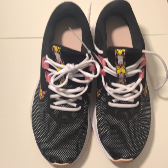 NIKE - Picture 2 of 4